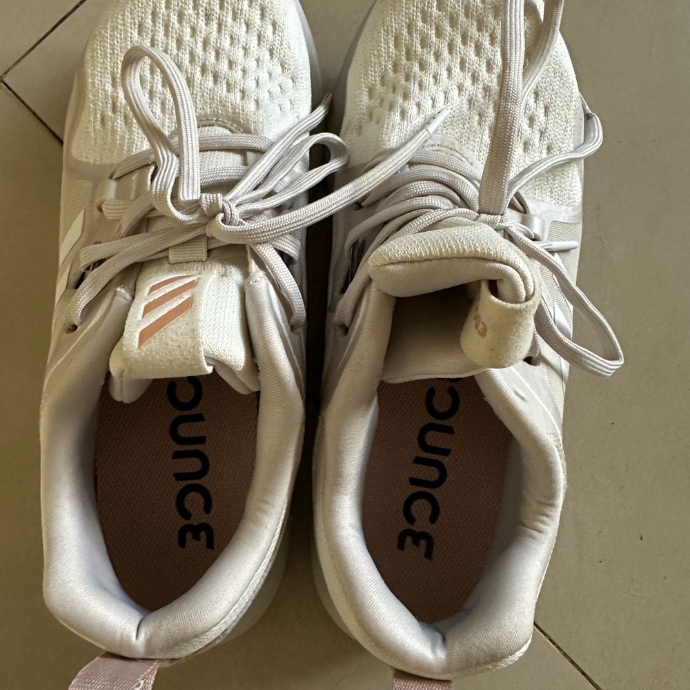Adidas women Bounce white sneaker in 6.5- gently used